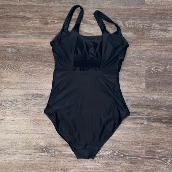 EUC Lululemon Waterside Square-Neck One-Piece Medium Bum Coverage. Size 6 - Picture 3 of 5